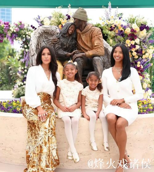 科比与瓦妮莎教女儿们镜头前微笑,结果孩子们展现出萌态假笑 科比与瓦妮莎教女儿们镜头前微笑,结果孩子们展现出萌态假笑